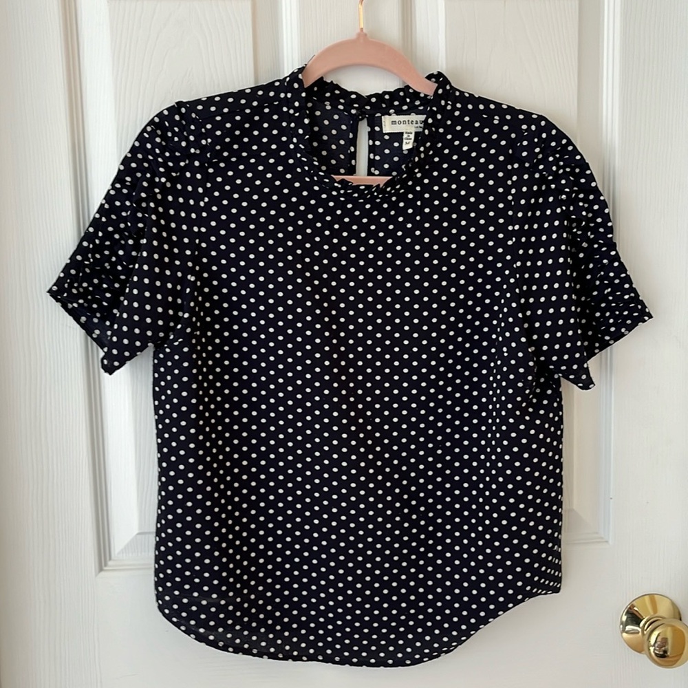 Juniors size medium lightweight top.